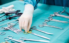 Đang cắt bao quy đầu, bệnh nhân bị buộc trả phí bổ sung gấp 100 lần