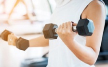 Khuỷu tay bị đau khi nâng tạ cảnh báo điều gì?