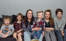 Bác sĩ nói vô sinh, người phụ nữ sinh đến... 5 đứa con