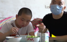 Cậu bé hiếu thảo quyết tăng cân 14 kg để đủ chuẩn hiến tủy cứu cha