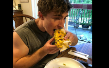 Tập gym, chàng trai Mỹ bỏ ăn thịt, chuyển sang ăn côn trùng để khỏe hơn