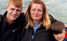 Bị ung thư di căn, bà mẹ quyết dẫn con đi du lịch trước khi chết