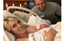 Vợ chuyển dạ bất ngờ, chồng đỡ đẻ ngay trong bãi giữ xe