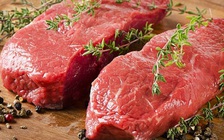 Bà mẹ cho con ăn uống kỳ lạ: sáng ăn thịt sống, trưa chiều ăn thịt chín