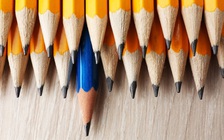 Suýt bị mù vì bút chì ném trúng mắt trong lớp học