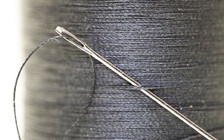 Cậu bé 'chơi dại' nhét kim khâu 9 cm vào... dương vật