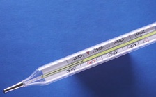 Chàng trai chơi dại nhét nhiệt kế vào... 'của quý'