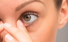 4 thói quen tưởng vô hại nhưng lại gây nếp nhăn trên mặt