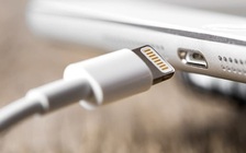 Vừa sạc điện thoại vừa nghe nhạc khi ngủ, cô bé tử vong khi pin phát nổ