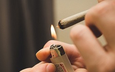 Uống rượu, chàng trai nuốt cả bật lửa vào bụng