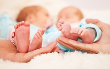 Cặp song sinh kỳ lạ: 1 bé da trắng, 1 bé da đen