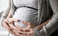 Bác sĩ nói 'vô sinh', cô gái bất ngờ mang thai và sinh con nặng 4 kg