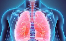 Cô bé cắn bút, vô tính hít nắp bút vào phổi