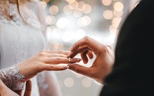 Sợ virus Corona, cặp đôi livestream đám cưới từ phòng riêng, khách thì ở nhà hàng