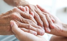 Nhiễm Covid-19, cụ bà chấp nhận chết để nhường máy thở cho người trẻ