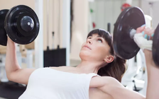 Nâng tạ có làm phụ nữ to và thô kệch?