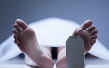 Bệnh viện nói 'chết', con gái chạy vào nhà xác thấy cha 'thở hổn hển'