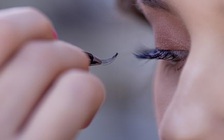 Dán lông mi giả, nhân viên bất cẩn làm mù mắt khách hàng