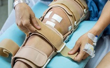 Đô vật Mỹ bị gãy cả 2 chân do nhảy sai tư thế