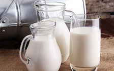 Bị bắt vì 'chơi dại': Đổ đầy sữa vào bồn rồi vào tắm gội