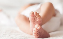 Hy hữu: Sản phụ sinh đôi, trong đó 1 bé 'đẻ bọc điều'