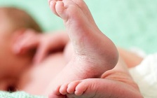 Bé sơ sinh sống sót kỳ diệu khi bị chôn sống giữa cánh đồng