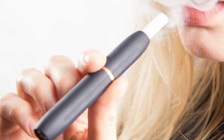 Hút thuốc lá điện tử, nữ sinh 19 tuổi suýt chết, ảnh CT phổi 'toàn trắng'