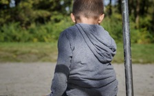 Cậu bé 5 tuổi chỉ mặc quần lót lẻn đi tìm ông già Noel dưới trời âm 5 độ