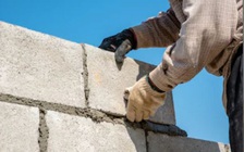 2 người đang đi bộ bị khối bê tông từ tầng 3 rơi trúng người