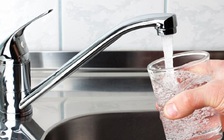 Trị... Covid-19 bằng uống 5 lít nước/ngày, người đàn ông ngã quỵ suýt chết