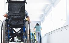 Tòa xử vụ mẹ bắt con phải ngồi xe lăn suốt 8 năm dù con bình thường
