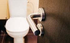 Sợ công nhân lười biếng, công ty quy định chỉ đi vệ sinh 1 lần/ngày