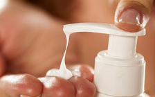 Trung Quốc: Bé gái mặt phình to dị thường, mọc đầy lông do thoa kem chứa chất cấm