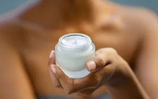 Đổi mỹ phẩm, cựu hoa hậu bị hủy hoại sự nghiệp vì mặt đầy mụn, sẹo