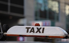 Hành khách không mang khẩu trang, tài xế taxi chạy thẳng đến... đồn cảnh sát