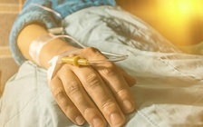 Chàng trai đang ăn tối thì đau ở cổ, rồi bất ngờ bị liệt