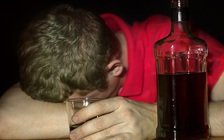 Nam sinh tử vong sau khi uống rượu pha với nước sốt thực phẩm