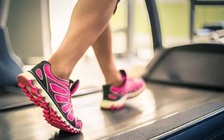 Vừa làm việc, vừa đi bộ trên máy 1 năm, người phụ nữ giảm gần 23 kg