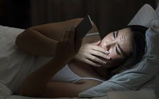 Cảnh báo nguy cơ sức khỏe do lướt điện thoại nhiều khi ở nhà