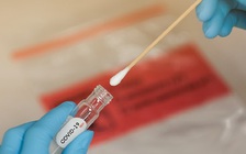 Anh: Phẫu thuật khẩn cấp vì vô tình nuốt que ngoáy mũi vào bụng