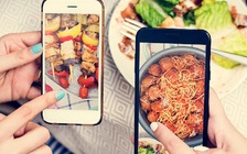 Tại sao không nên vừa ăn vừa lướt mạng xã hội?