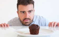 Vì sao lúc mới bỏ rượu bia lại hay thèm ngọt?