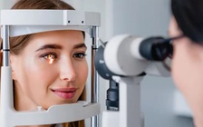 4 nguyên nhân tiềm ẩn đột ngột gây mờ mắt