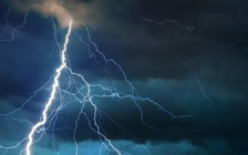 Ngồi chơi game trong nhà mà bị sét đánh phải vào bệnh viện