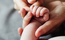 Bé sinh non nặng 1 kg, mắc khối u 2 kg vẫn sống sót kỳ diệu