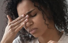 Bị co giật lông mày là dấu hiệu cảnh báo điều gì?