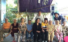 Bận bay sô Tết ở Mỹ, Hòa Hiệp tranh thủ thăm nghệ sĩ neo đơn