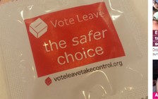 Vận động sinh viên bỏ phiếu rời khỏi EU bằng… 'áo mưa'