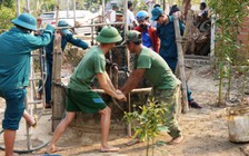 Bộ đội giúp dân chống hạn