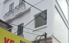 Hà Nội: Xây nhà ‘ôm’ luôn cả cột điện công cộng